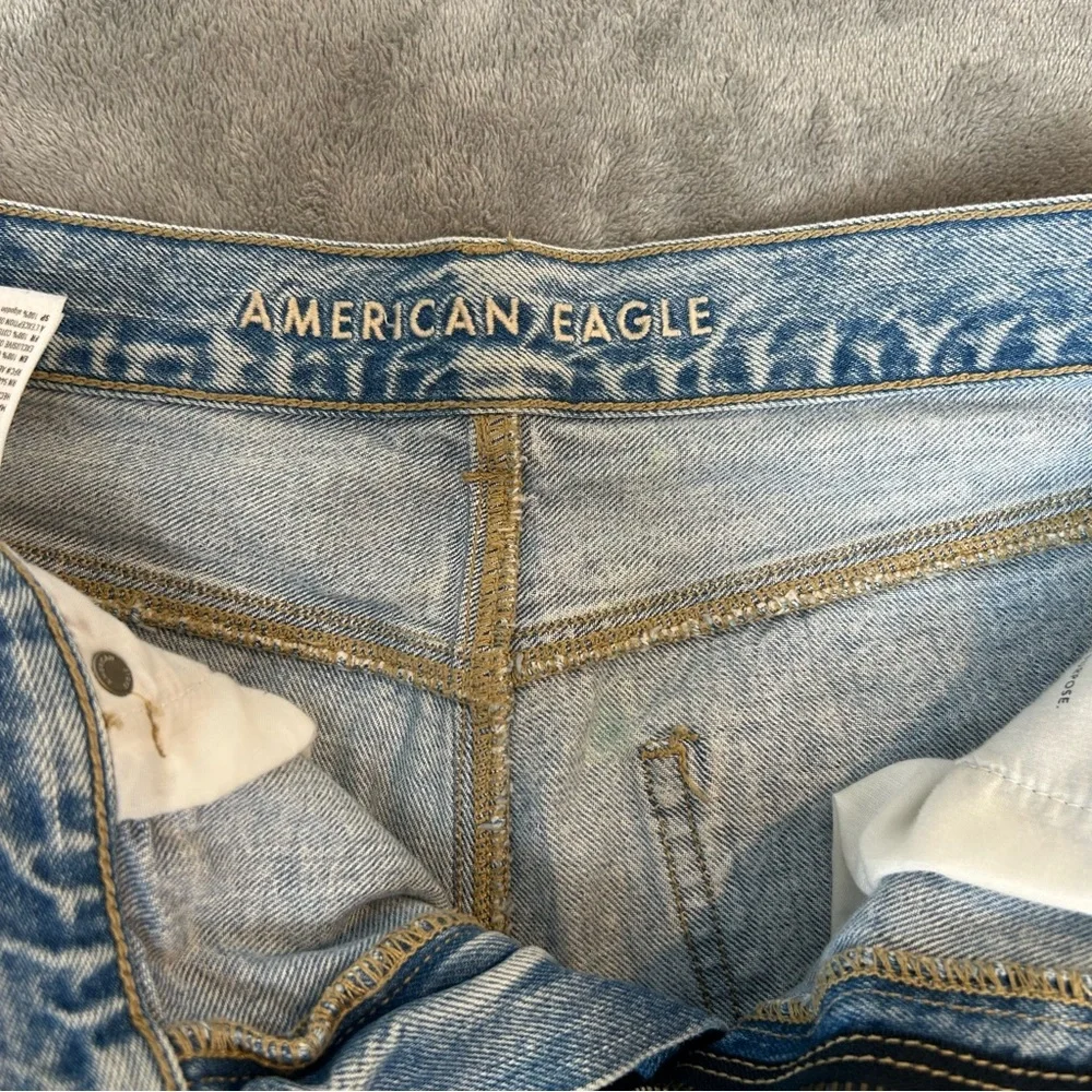 American Eagle Women's Jeans Light Wash‎ Mom Jean Distressed Color Blue Size 6 - Picture 5 of 16